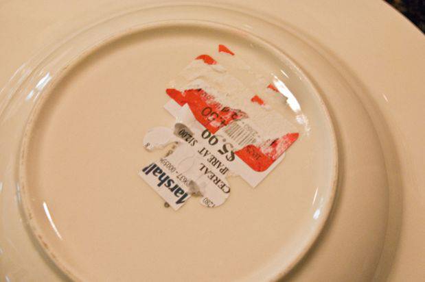 Utilisez du vinaigre blanc pour enlever étiquette sur une assiette