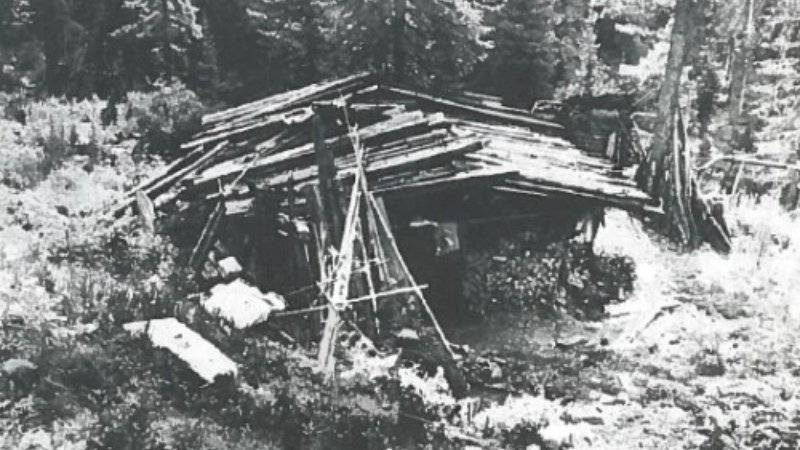 Le Lykovs vécu dans cette cabane en rondins construit à la main, éclairée par une seule fenêtre "de la taille d'une poche de sac à dos" et chauffée par un poêle à bois fumé.
