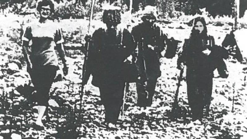 Une photo de presse russe de Karp Lykov (deuxième à gauche) avec Dmitry et Agafia, accompagné d'un géologue soviétique.